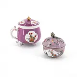 Ein Cremetöpfchen und eine Dose mit Purpurfond und Blumendekor by Meissen, Porzellan, farbig staffiert, sold Jan 2024