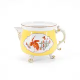 Cremetopf mit hellgelbem Fond und Kranichdekor by Meissen, Um 1740, Porzellan, farbig staffiert, sparsam Gold akzentuiert, sold May 2024