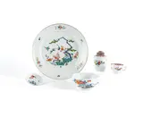 Meissen, Gruppe aus zwei Schalen, Tasse mit Untertasse und Dose mit Drei-Freunde Dekor und Päonien, Porzellan, farbig staffiert. Metallverschluss