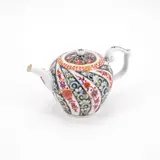 Teekanne mit Streifendekor in der Art ostasiatischer 'Brokatware' by Meissen, 1740-1780, Porzellan, unterglasurblau dekoriert. Purpur, eisenrot und gold überdekoriert, sold Nov 2023