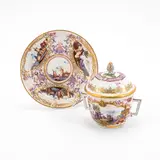 Kleine Deckelterrine &amp; Untersatz mit Kauffahrteiszenen by Meissen, Porzellan, farbig und gold staffiert, sold Jan 2024