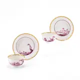 Zwei Koppchen und Untertassen mit purpurfarbenen Kauffahrtteiszenen by Meissen, Um 1745/50, Porzellan, purpurfarben staffiert, Gold akzentuiert, sold May 2024