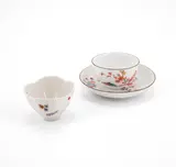 Koppchen und Untertasse mit Wachteldekor und kleines Salzgefäß mit Kakiemondekor by Meissen, Um 1740, Porzellan, farbig und sparsam gold dekoriert, sold Nov 2023
