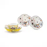 Eine Tasse und drei Untertassen mit Gelbfond und Vogel-Fels-Dekor by Meissen, 19.Jh, Porzellan, farbig staffiert, sold May 2024