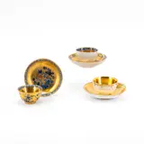 Gruppe aus Kumme, zwei Tassen und Untertassen mit vergoldeten Dekoren by Meissen, 18.Jh, Porzellan, 2x mit unterglasurblauem Dekor. Alle Teile mit Vergoldung, sold May 2024