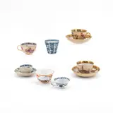 Paar Tassen und Untertassen mit strohfarbenem Fond und godronierter Wandung by Meissen, 18. Jh, Porzellan, farbig staffiert, gold akzentuiert/Porzellan, blau unterglasiert, gold überdekoriert, sold May 2024