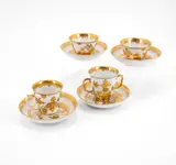 Zwei Koppchen mit Untertassen &amp; zwei Becher mit Untertassen mit überdekorierten Goldchinesen by Meissen, Um 1720/25, Porzellan mit radiertem Golddekor, sold Nov 2023