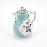 Meissen, Kaffeekanne mit Türkisfond und deutschen Blumen, Um 1740, Porzellan, farbig und sparsam gold dekoriert