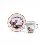 Meissen, Doppelhenkelbecher und Untertasse mit Türkisfond und Landschaftskartuschen, Um 1735/1740, Porzellan, farbig und gold dekoriert