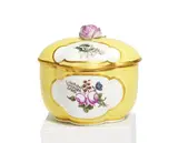Passige Dose mit gelbem Fond und Blumenkartuschen by Meissen, Um 1750, Porzellan, farbig und gold dekoriert, sold Nov 2023