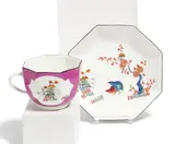 Oktogonale Tasse und Untertasse mit Wachteldekor und Purpurfond by Meissen, Um 1732/35, Porzellan, farbig und sparsam gold dekoriert, sold Nov 2023