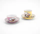 Kaffeetasse und Untertasse mit Gelbfond und Vogeldekor &amp; Teetasse und Untertasse mit Purpurfond und Kakiemondekor by Meissen, Um 1740, Porzellan, farbig und sparsam gold dekoriert, sold Nov 2023