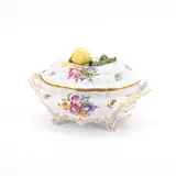 Große Terrine mit Blumendekor und Zitronenhandhabe by Nymphenburg, Porzellan, farbig dekoriert, sold Jan 2024