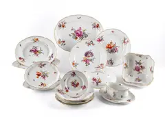 84 Teile aus einem Speiseservice 'Reliefzierrat' mit Blumendekor by Kpm, Porzellan, farbig und gold staffiert, sold Jan 2024