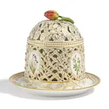 Große Eisglocke mit Untersatz aus dem 'Flora Danica' Service by Royal Copenhagen, Ausformung 20. Jh, Porzellan, farbig und gold staffiert, sold Nov 2023