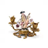 Meissen und Frankreich, Zweiflammiger Leuchter mit Figur eines Cellisten, 18./19.Jh, Feuervergoldete Bronze, Porzellan farbig und Gold staffiert