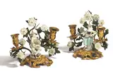 Meissen und Frankreich, Paar zweiflammige Leuchter mit Columbine und Harlekin, 18./19.Jh, Feuervergoldete Bronze, Bronze mit grüner Kaltbemalung. Porzellan, farbig und Gold staffiert