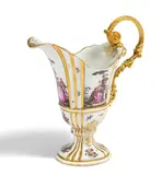 Meissen, Helmkanne mit Watteauszenen, 18.Jh, Porzellan, farbig und gold dekoriert. Bronze, vergoldet