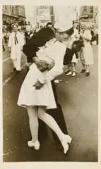 Sailor kissing a Nurse by Alfred Eisenstaedt, 1946, Gelatinesilberabzug, sold Jun 2025