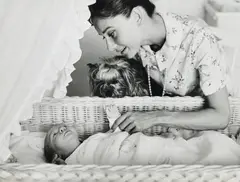 Richard Avedon, Audrey Hepburn with Sean, 1960, Gelatinesilberabzug