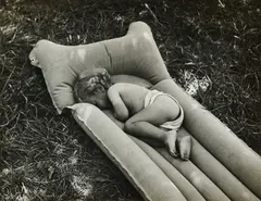 Robert Doisneau, Child Sleeping, Ca. 1950, Gelatinesilberabzug