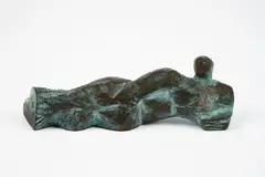 Frank Maasdorf, Liegende, Bronze, braun und teilweise türkis patiniert