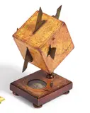 David Beringer, Würfelsonnenuhr mit Kompass, Ende 18. Jh, Holzkorpus mit Kupferstichen,  Messing, farbloses Glas, u.a