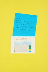 Robert Filliou, art is what makes life more interesting than art, 1984, Farboffset und Farblithografie auf Brief und Kuvert, collagiert auf leichtem Karton