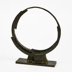 Bruno Romeda, Kreisobjekt, 1988, Bronze, braun und teilwiese grün patiniert