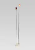 Takis, Signal III, Lichtobjekt (Aluminium, Acrylglas und Metallstäbe), elektrifiziert auf Darstellungsmaß: 220cm