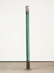 Victor Bonato, Ohne Titel, 1987, Glaspaneele, eng gesteckt, mit Eisenfuß und Eisenkappe