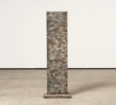 Herbert Zangs, Stele, 1998, Bronze, braun und weiß patiniert
