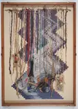 Jiří Kolář, Ohne Titel, 1969, Textilstreifen und kleine Objekte vor Farboffset-Streifen auf leichtem Karton. In Objektkasten