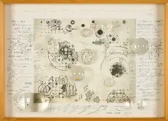 Mary Bauermeister, Needless Needles, 1964-98, Linsen auf Glasscheibe vor bemalten bzw. beschrifteten Holzobjekten und beschriftetem Passepartout auf Kopie einer Tuschezeichnung auf Papier, in Kastenrahmen