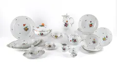 Nymphenburg, 59 Teile aus einem Speiseservice mit Blumendekor und Korbrelief, Porzellan, farbig staffiert, gold konturiert