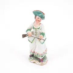 Kleine Figur einer Jägerin mit Flinte und Dreispitz by Frankenthal, 1776, Porzellan, farbig dekoriert, sold Nov 2023