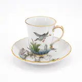 Tasse und Untertasse mit dem Dekor des Schwanenservice by Meissen, Vor 1924, Porzellan, farbig und gold dekoriert, sold Nov 2023