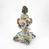 Dreiteilige Potpourri-Vase mit aufgelegten Blüten und Puttenzier by Meissen, Porzellan, farbig und gold dekoriert, sold Jan 2025