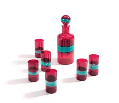 Venini & C, Flasche mit sechs Gläsern 'A fasce', Um 1950, Farbloses und rotes Glas, partiell horizontal weiß unterlegte Bandaufschmelzungen in Türkis