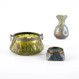 Loetz Witwe, Vase mit langem Hals, kleine rechteckige Schale und runde Schale mit Metallmontierung