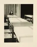 Gertrud Arndt, Otti Berger in der Kantine am letzten Tag vor der Schließung des Bauhauses, 1932/96, Späterer Bromsilbergelatineabzug