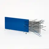 Jesús Rafael Soto, Ohne Titel (Vibration), 1969, Farbserigrafien auf transparenter Plexiglasplatte, davor schwarz und blau gefasste Metallstäbe an Nylonfäden