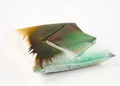 Katharina Grosse, I can't sleep, I can't eat, 2014, Acryl auf Kissen und Ausstellungskatalog