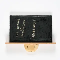 Brett Charles Seiler, "A Picture of Dorian Gray", 2021, Bitumen und Dachfarbe auf Leinen auf Holz. Mit Konsole aus Holz