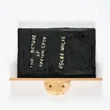 Brett Charles Seiler, "A Picture of Dorian Gray", 2021, Bitumen und Dachfarbe auf Leinen auf Holz. Mit Konsole aus Holz