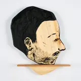 Brett Charles Seiler, Head, 2021, Bitumen und Dachfarbe auf Holz mit Konsole aus Holz