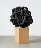 Ottmar Hörl, Gordian Knot, 1998, Verschlungene Kunststoff-Schläuche auf Metallplinthe