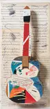 Giuseppe Chiari, Ohne Titel, Mischtechnik, collagiert, auf Gitarre. Vor Notenblättern. In Plexiglaskasten