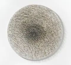 Günther Uecker, "Lichtscheibe" (Spirale), 1998, Eingeschlagene Nägel und weiße Farbe auf Leinwand. Auf Holz