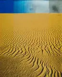 Heinz Mack, Station 8. Der Corso. (Aus: Sahara-Edition), 1972-75, Farbserigrafie innen auf Glasplatte über blau eingefärbter Wellpappe und Aluminiumrelief auf Farbserigrafie mit Sahara-Sand auf leichtem Karton